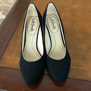 Life Stride shoes size 7 Black fabric worn once low heel. Non smoking
